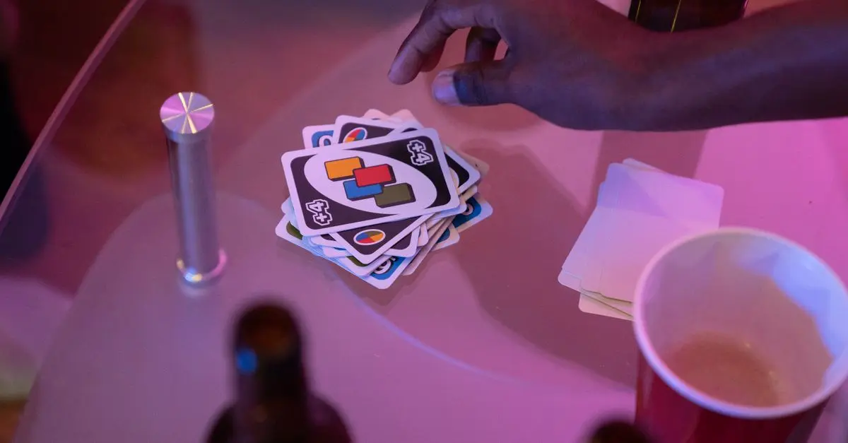 Les règles fondamentales du jeu de société Uno